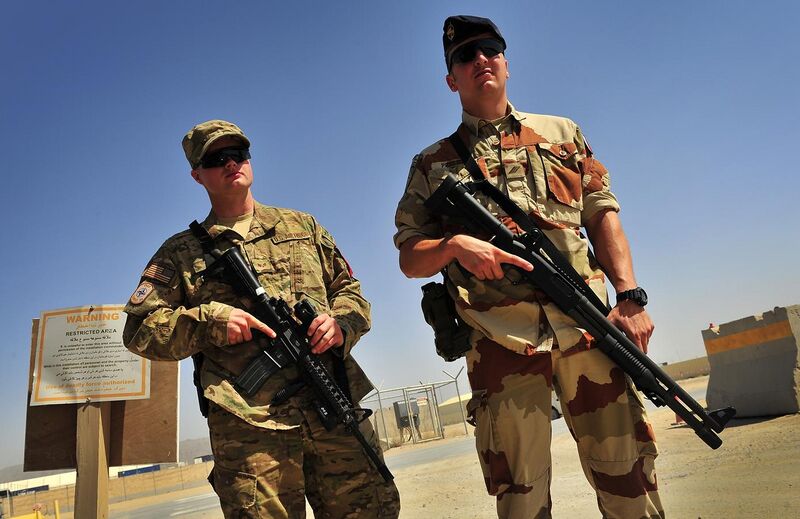 File:Fusilier Commando de l’Air et un membre de l'USAF sur l'aéroport de Kandahar.JPG
