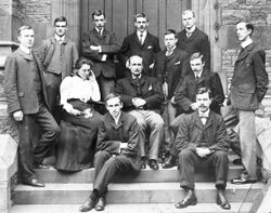 Monochrome photograph of the physics staff and senior students of University College, Bristol, photographed outside the main building of the university.