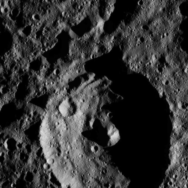 File:PIA20308-Ceres-DwarfPlanet-Dawn-4thMapOrbit-LAMO-image18-20151224.jpg