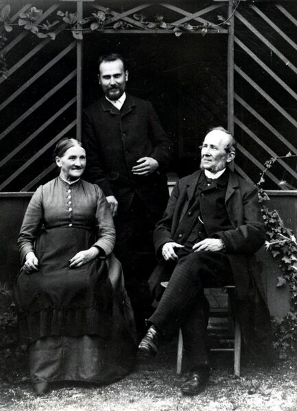 File:Rudolf, Leopold and Caroline Blaschka in garden cropped.jpg