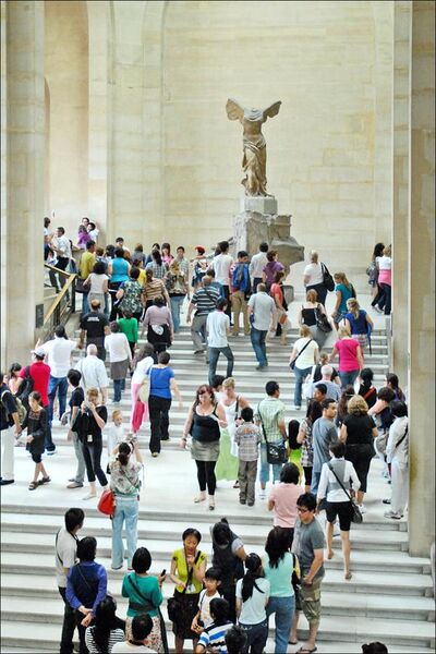 File:Visiter le Louvre en été ! (4787187477).jpg