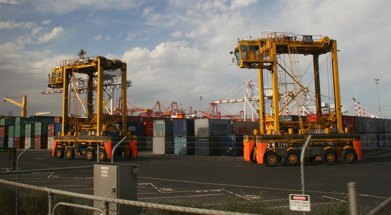 File:Melbourne--swanston-dock-container-carrier.jpg