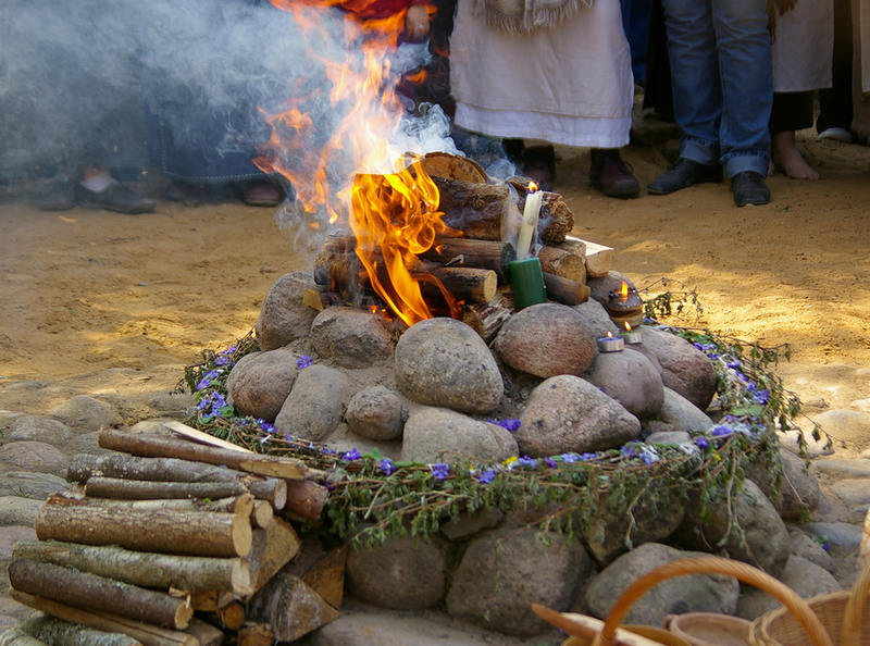 File:Romuvan ritual fire.png