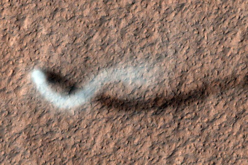 File:The Serpent Dust Devil on Mars PIA15116.jpg