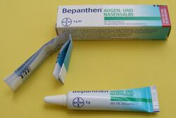 Bepanthen® — BAYER — Augen- und Nasensalbe (Dexpanthenol) mit Verpackung und Beipackzettel — Deutschland.jpg