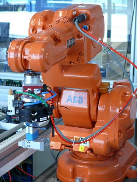 File:Robot ABB 4.jpg