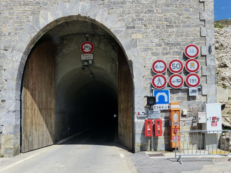 File:Signalisation routière entrée sud tunnel du Galibier.jpg