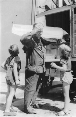 Bundesarchiv Bild 183-47890-0001, Berlin, Kinder mit dem Eismann.jpg