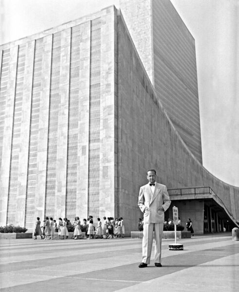 File:Dag Hammarskjold outside the UN building.jpg