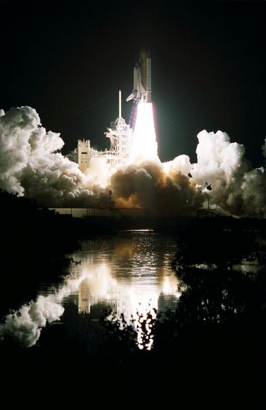 File:Launch of Space Shuttle Dicovery STS-103 Mission (28233337231).jpg