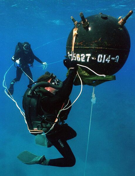 File:US Navy explosive ordnance disposal (EOD) divers.jpg