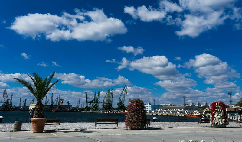 File:Varna Port.jpg