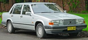 1987-1989 Volvo 760 GLE sedan (2011-11-18) 01.jpg