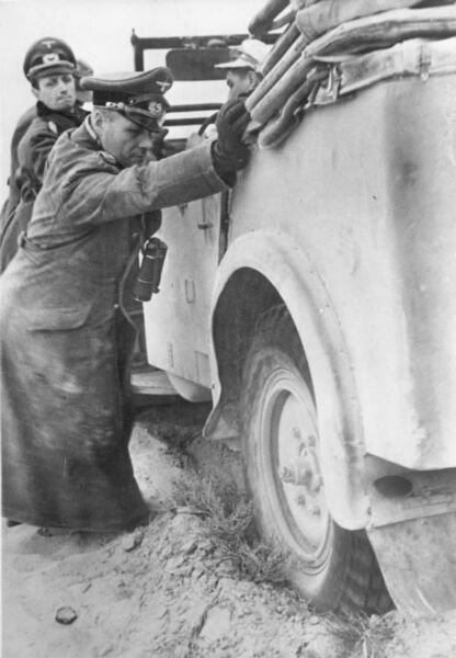 File:Bundesarchiv Bild 183-B20800, Nordafrika, Rommel und Westphal schieben Auto.jpg