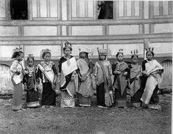 COLLECTIE TROPENMUSEUM Groep vrouwen in adatkostuum uit Batipoe di Atas in de Padangse Bovenlanden Sumatra`s Westkust TMnr 60003600.jpg