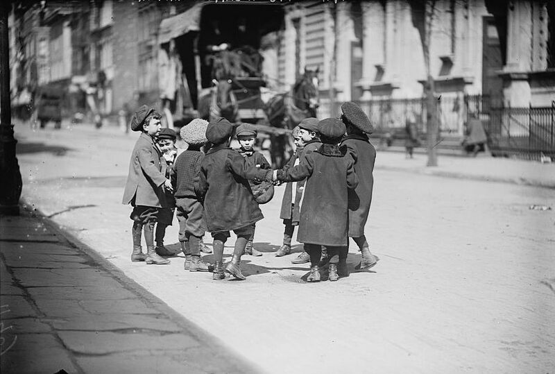 File:Children playing in street, New York.jpg