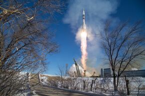 Expedition 54 Launch (NHQ201712170009).jpg