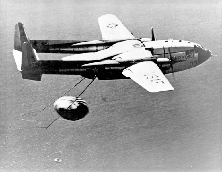 File:Fairchild C-119J Flying Boxcar recovers CORONA Capsule 1960 USAF 040314-O-9999R-001.jpg