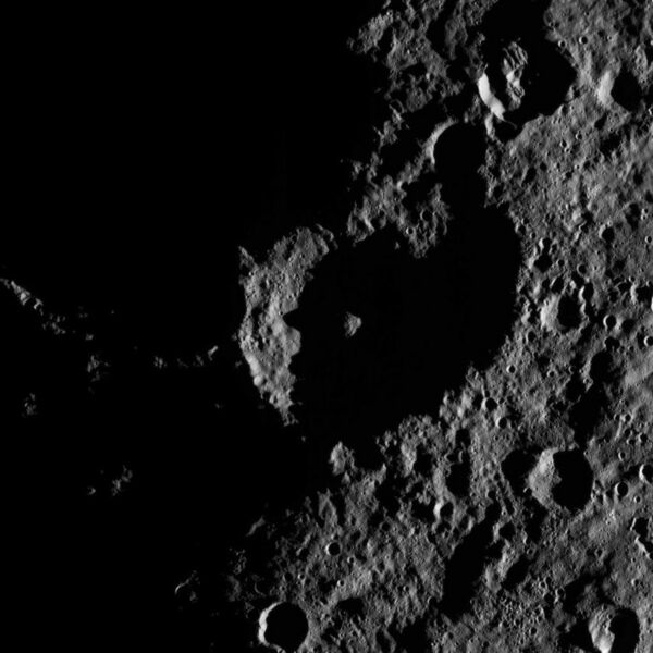 File:PIA19898-Ceres-DwarfPlanet-Dawn-3rdMapOrbit-HAMO-image20-20150826.jpg