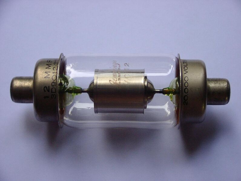 File:Vacuum capacitor with uranium glass.jpg