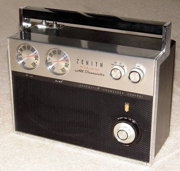File:Vintage Zenith Royal 2000 Trans-Oceanic Transistor Radio, Chassis 11ET40Z2, Made in the USA (12125632465).jpg