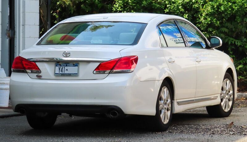 File:2011 Toyota Avalon with early NY alternate plate format, rear 5.19.19.jpg