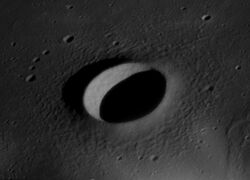 Suess crater AS12-52-7753.jpg