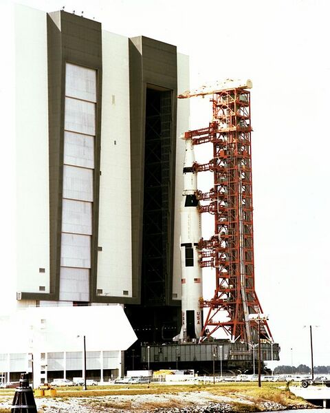 File:Apollo16-SaturnV-to-Launchpad39A.jpg