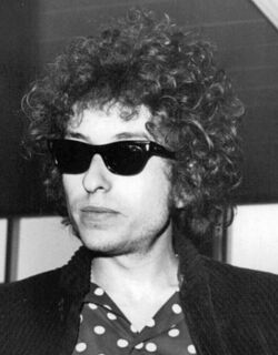 Bob-Dylan-arrived-at-Arlanda-surrounded-by-twenty-bodyguards-and-assistants-391770740297 (cropped).jpg