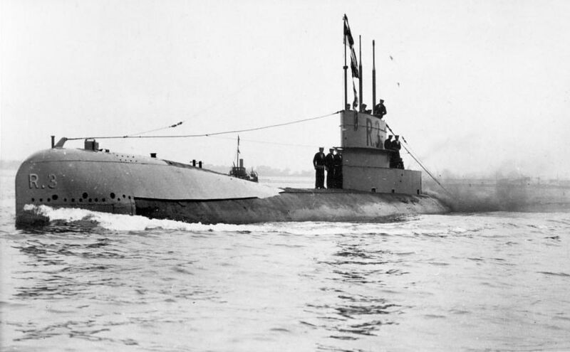 File:British WWI Submarine HMS R3.JPG