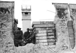 Bundesarchiv Bild 183-1990-0419-014, Berlin, Loch in Mauer, Grenzsoldaten, Wachturm.jpg