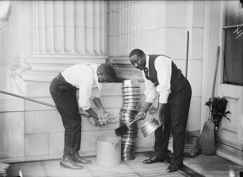 File:CapitolSpittoonCleaning1914.jpg