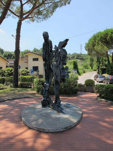 File:Collodi, statua pinocchio e geppetto.JPG