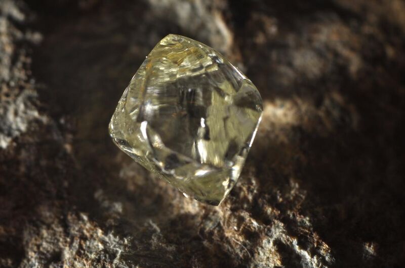 File:Diamant verdâtre 1(Vénézuéla).jpg