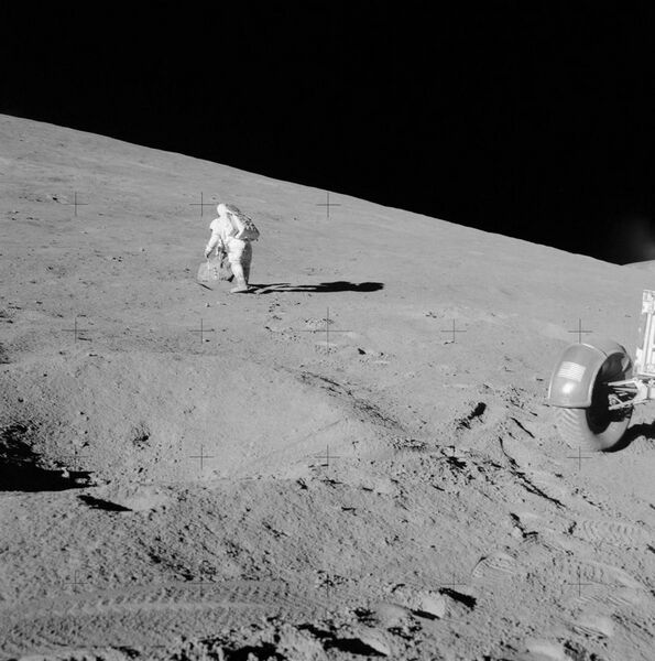File:Apollo 15 Scott Station 2 boulder.jpg
