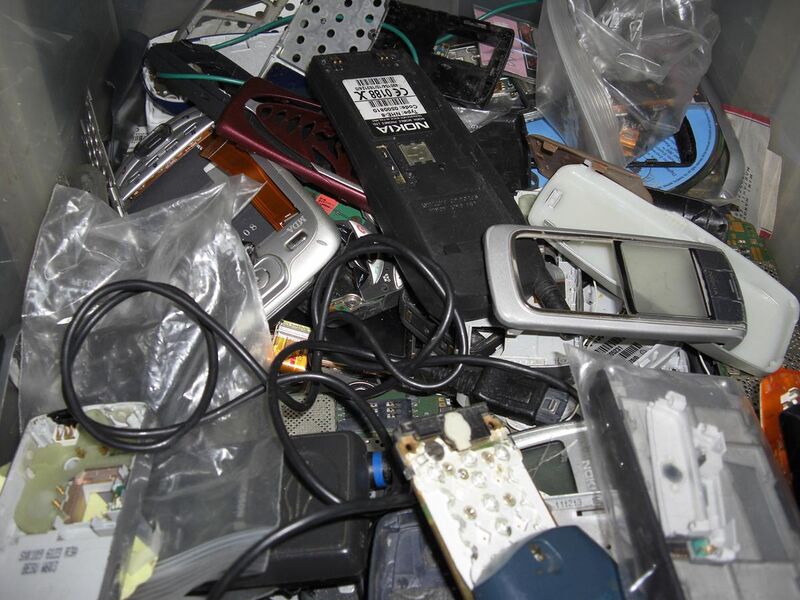 File:Handy schrott mobile phone scrap.jpg