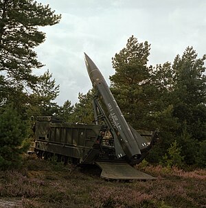 Een FMC M752 lanceervoertuig voor de Lance raket van 129 Afdeling veldartillerie (2001 516-79-I11).jpg