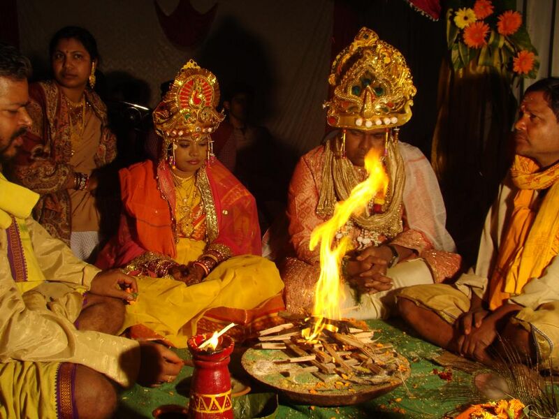 File:Fire rituals at a Hindu Wedding, Orissa India.jpg
