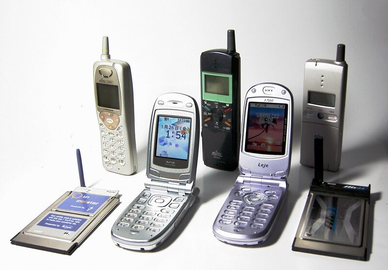 File:Mobile phone PHS Japan 1997-2003.jpg
