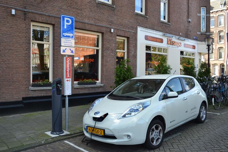 File:Nissan Leaf aan Amsterdamse laadpaal.jpg