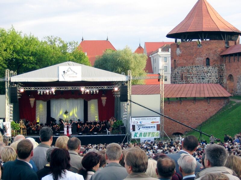 File:Opera at the Kaunas Castle.jpg