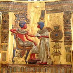Respaldo del trono de oro de Tutankamón.jpg
