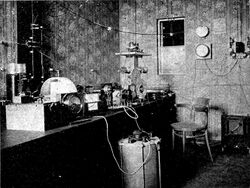 Ernst Ruhmer radiotelephone transmitter circa 1905.jpg