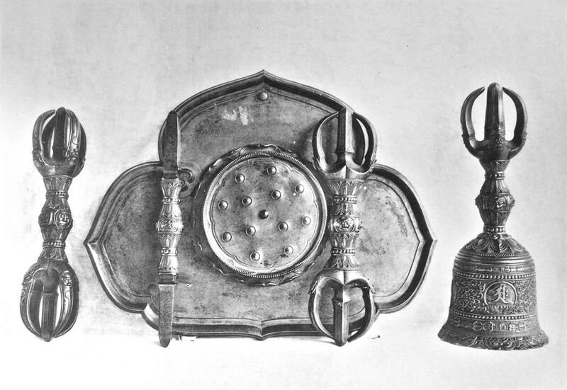 File:Itsukushima Jinsha Bronze Vadjras and Bell (477).jpg