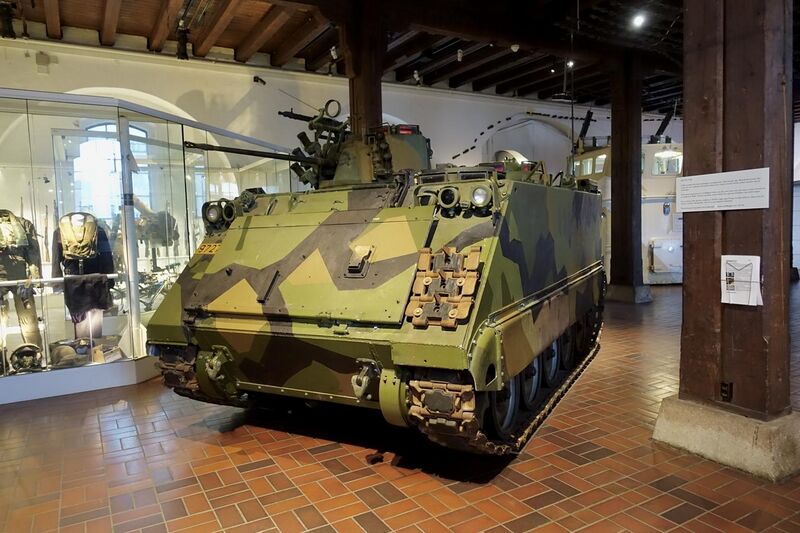 File:Norwegian NM 135 Stormpanservogn w 20 mm autocannon (maskinkanon) and MG3 machine gun, based on Am. armored personnel carrier M113. 5,1 x 2,74 m 12,3 tons 11 men. Armed Forces Museum (Forsvarsmuseet) Oslo 2020-02 3007.jpg