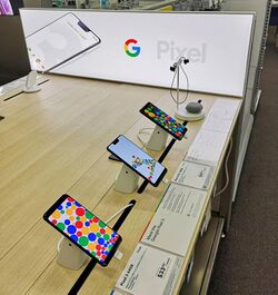 Pixel 3 と Pixel 3 XL を初触。本体をギュッと握ると Google Assistant が立ち上がるのがおもしろい。 ワシントンDC (44519013945).jpg