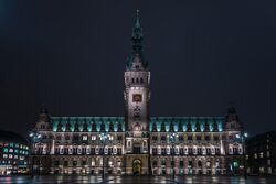 Rathaus Hamburg bei Nacht.jpg