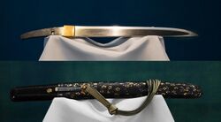 Blade and mounting for a tantō Soshu Yukimitsu. 国宝の短刀 相州行光 (上) その拵の瑞雲文蒔絵合口 (下).jpg