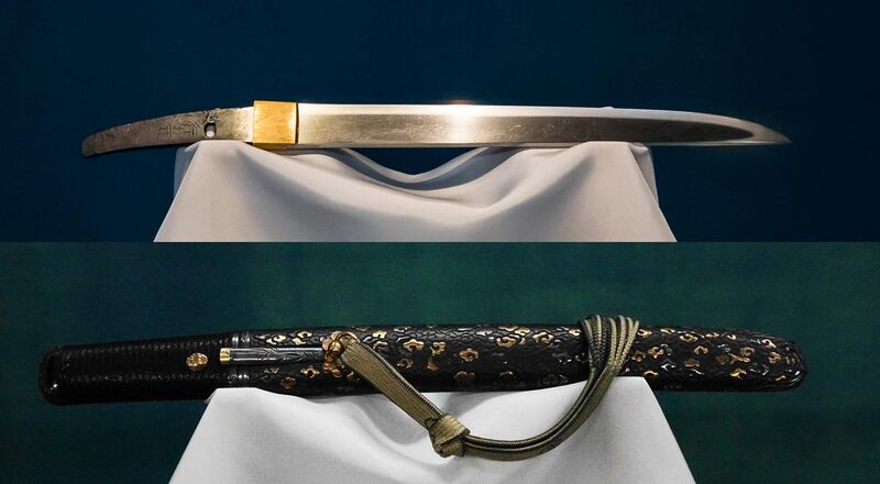 File:Blade and mounting for a tantō Soshu Yukimitsu. 国宝の短刀 相州行光 (上) その拵の瑞雲文蒔絵合口 (下).jpg
