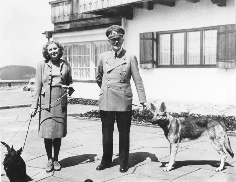 File:Bundesarchiv B 145 Bild-F051673-0059, Adolf Hitler und Eva Braun auf dem Berghof.jpg